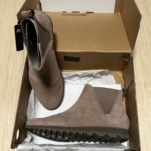 New Sorel Harlow Chelsea size 12. Ash brown, Waterproof